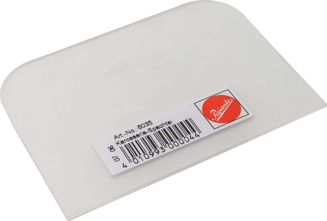 Close-up van een witte flexibele plastic plamuurspatel, gefotografeerd onder een hoek op een witte achtergrond. Het gereedschap heeft een dun, rechthoekig blad met afgeronde bovenhoeken en een licht doorschijnend, mat oppervlak. Een wit zelfklevend etiket nabij de onderrand toont een afgedrukte streepjescode, de tekst 'Art.-No.: 8035 Karosserie-Spachtel' en een klein rood rond logo; het streepjescode-nummer is 4010993000044. De spatel is bedoeld om vulmiddel te egaliseren bij carrosseriewerk.
