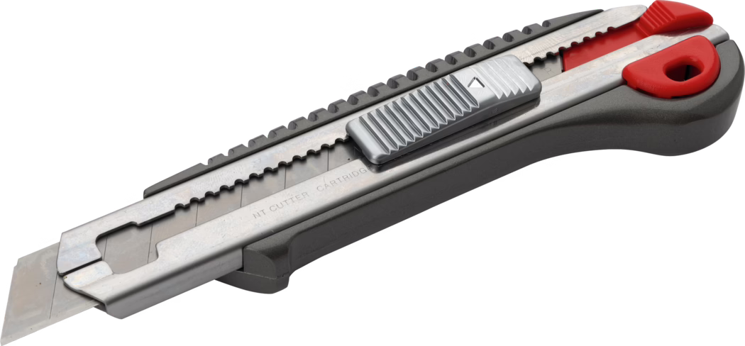 Een grijs en rood stanleymes met een uitschuifbare metalen blad. Het mes heeft een getextureerde grip op de handgreep voor betere grip en controle, samen met een vergrendelingsmechanisme om het blad op zijn plaats te houden. Het blad is gedeeltelijk blootgesteld, waardoor de scherpe rand zichtbaar is, terwijl het lichaam van het mes is ontworpen voor duurzaamheid en gebruiksgemak. Het algehele ontwerp is praktisch, geschikt voor verschillende snijtaken.