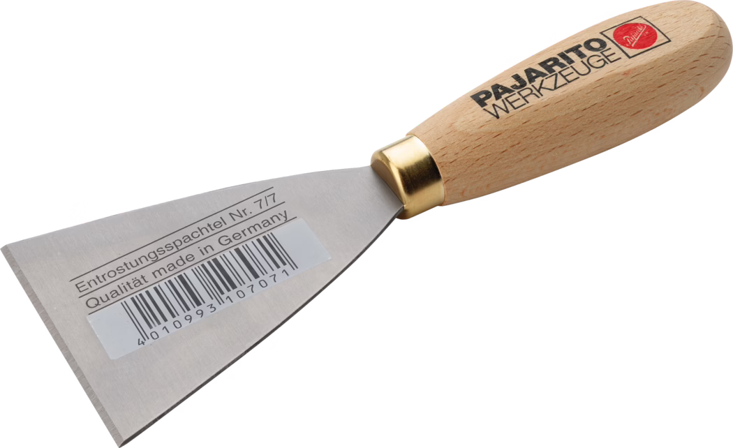 Close-up van een metalen plamuurmes of schraper met een brede roestvrijstalen plaat en een glad afgerond houten handvat. Op het blad is een barcode-sticker en de Duitse tekst 'Entrostungsspachtel Nr. 7/7 Qualität made in Germany' gedrukt; de rand is geslepen om te schrapen. Het handvat is licht beukenhout met een messing hulsel en het merklogo 'PARITO WERKZEUGE' in zwart en rood; het gereedschap ligt geïsoleerd op een witte achtergrond en licht schuin, geschikt voor roestverwijdering, verfschrapen en vulwerken.