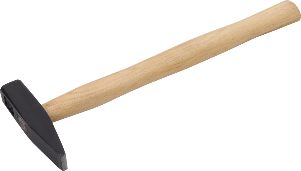 Een handgereedschap: een hamer met een lang, glad, licht houten handvat en een zwarte metalen kop. De kop heeft aan de ene kant een vlakke slagzijde en aan de andere kant een smalle, beitelachtige pen. Het houten handvat is licht gebogen voor een comfortabele en stevige grip. De hamer is diagonaal gefotografeerd op een witte achtergrond.