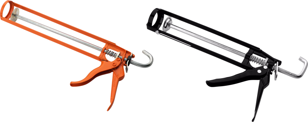 Twee handmatige kitpistolen op een witte achtergrond: één feloranje en één zwart. Beide hebben een slank rechthoekig metalen frame, een lange metalen duwstang met inkepingen, een veerbelast trekmechanisme en een achterhaak. Het oranje pistool toont gebogen ergonomische handgrepen en zichtbare veren en metalen onderdelen; het zwarte pistool is iets anders gepositioneerd en benadrukt de stang, ronde eindkap en haak. Studioproductfoto, vrijstaand op wit, hoge resolutie.