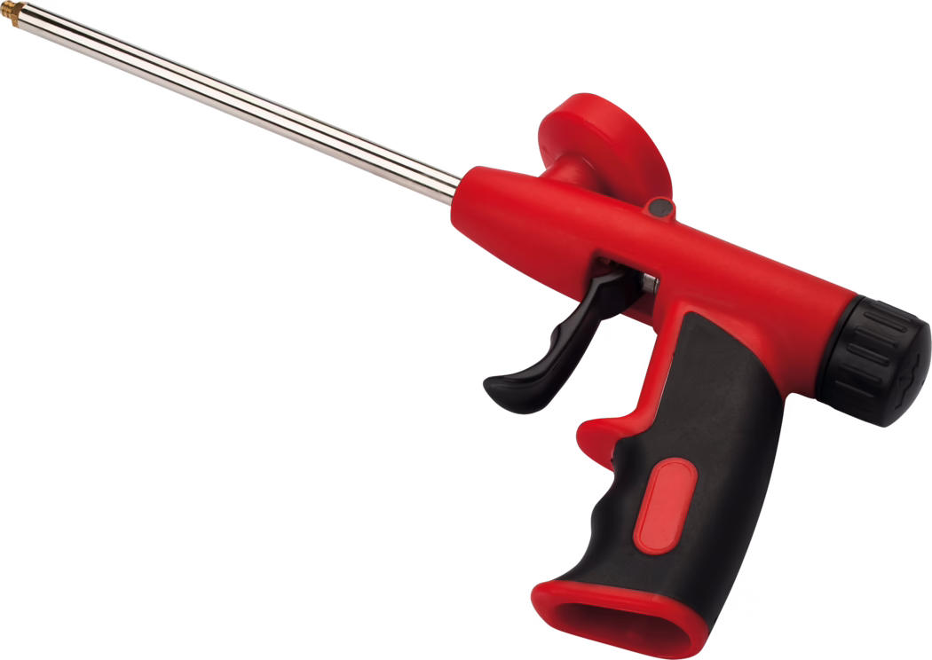 Close-up van een rood-zwart kitpistool met een lange zilverkleurige nozzle, met de ergonomische greep, trekker en draaibare nozzlerand op een witte achtergrond.