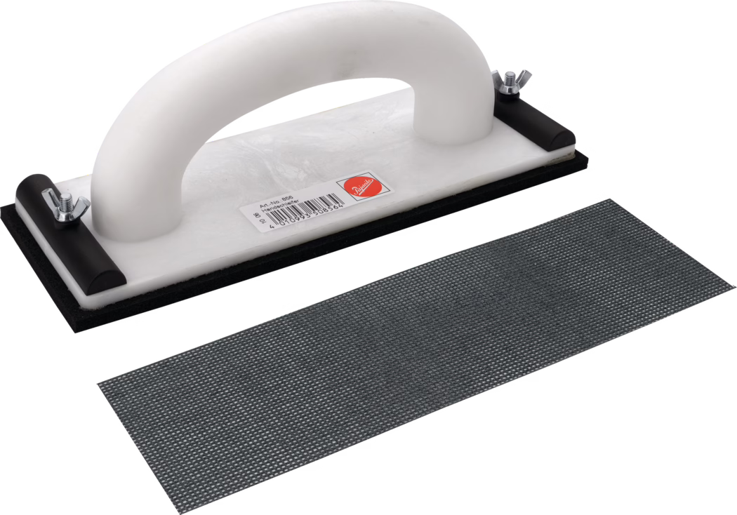 Pajarito_Dummy_Hand sander with abrasive mesh_034699_2021-02 Witte kunststof handschuurblok met gebogen handgreep, bevestigd op een rechthoekige schuimonderlegde schuurplaat, naast een aparte rechthoekige schuurpapierstrook; gefotografeerd op een witte achtergrond.