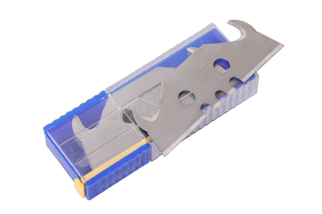 Een close-up productfoto van een blauwe kunststof dispenserdoos met meerdere gehaakte mesbladen voor stanley-messen. Eén metalen blad is gedeeltelijk uit het doorzichtige deksel geschoven en toont een scherpe rechte snijkant, meerdere ronde gaten en haakvormige inkepingen voor schrapen of verfverwijdering. De bladen liggen in een gegroefde blauwe hoes met een gele sluiting, gefotografeerd op een schone witte achtergrond met gelijkmatige studiobelichting. De foto benadrukt de metalen textuur, fijne snijranden en compacte opbergverpakking.