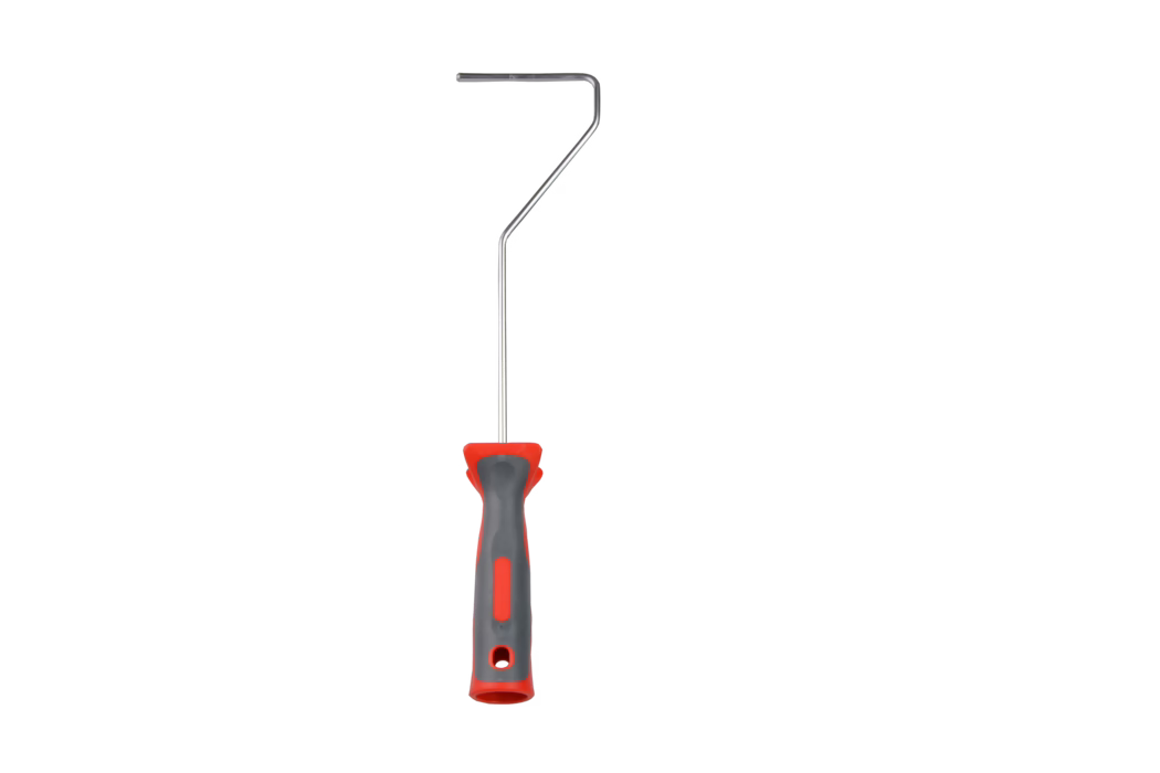 Kleine verfrollerbeugel met gebogen metalen steel en ergonomisch rood-grijs plastic handvat, geschikt voor mini-rollers; metalen stang met hoeken en gat in het handvat om op te hangen; vrijstaand op witte achtergrond.