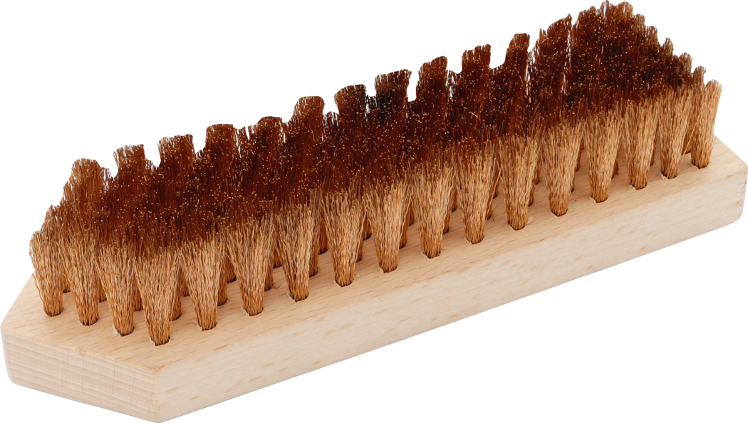 Close-upfoto van een kleine rechthoekige houten schoonmaakborstel met dicht opeengepakte, natuurlijk bruine haren. De borstel heeft een licht, glad houten blok met meerdere gelijkmatig verdeelde bosjes van grove, stroachtige haren die rechtop staan. De haren hebben een tweekleurig effect, donkerder bij de punten en lichter aan de basis, wat duidt op natuurlijke vezels; de afbeelding is vrijstaand op een witte achtergrond en benadrukt textuur en fijne details, geschikt voor productweergave of catalogus.