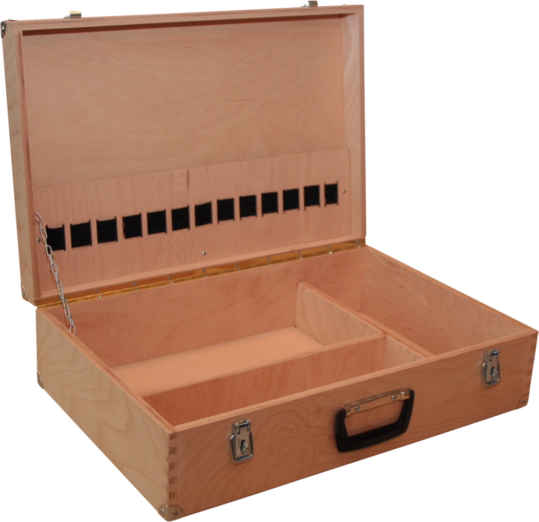Pajarito_Dummy_Tool box empty_036104_2021-03 Open draagkoffer van licht hout met scharnierend deksel, verdeeld interieur, twee lange vakken, metalen sluitingen en een zwarte kunststof handgreep. De koffer is gemaakt van glad multiplex met zichtbare nerf, met hoekverbindingen die op zwaluwstaart lijken, een ketting die het deksel ondersteunt en een rij rechthoekige uitsparingen in het binnenpaneel van het deksel. Binnenin bevindt zich een uitneembaar tussenschot; de vakken zijn geschikt voor gereedschap, tekenmaterialen of documenten. De metalen beslagdelen zijn zilverkleurig en het geheel oogt functioneel en werkplaatsgericht.