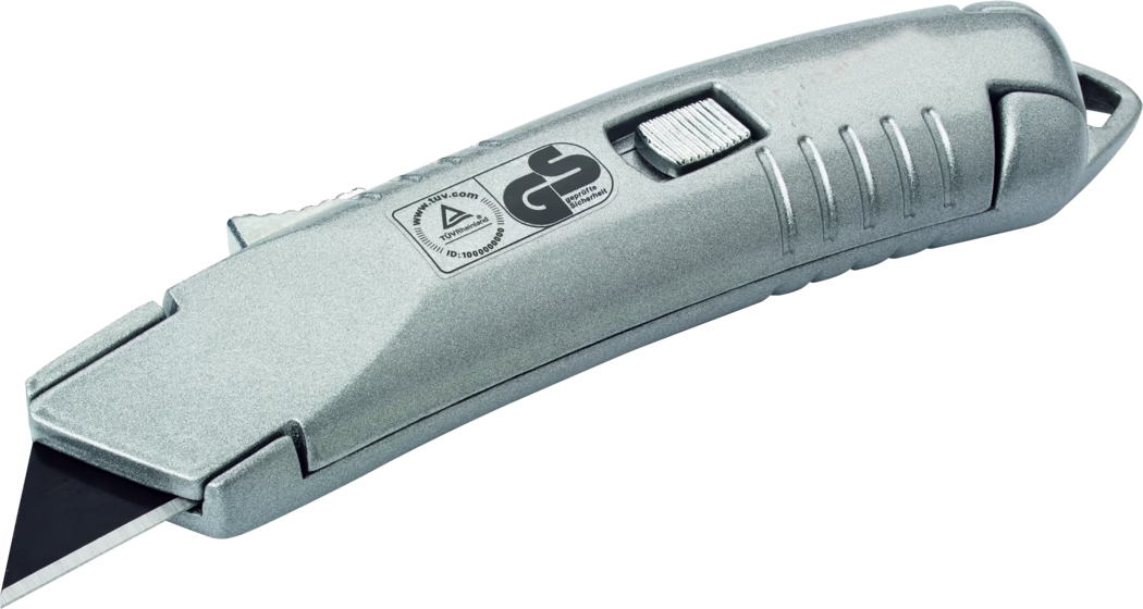 Pajarito_Dummy_Safety knife_083243_2021-02 Een metalen zilverkleurig inklapbaar breekmes met een korte zwarte segmentklinge die aan de voorkant uitsteekt, diagonaal afgebeeld op een witte achtergrond. Het compacte metalen lichaam heeft een matte afwerking, een geribbelde duwschakelaar bovenop om het mes uit te schuiven en te vergrendelen, getextureerde griplijnen bij de achterkant, een opdruk met veiligheidskeurmerk op de zijkant en een afgeronde achterkant met een klein oogje voor een koord.
