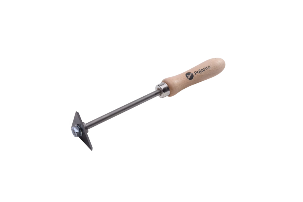 Close-up van een tuingereedschap met een glad, licht houten handvat met de merknaam 'Pajarito', een metalen kraag die het handvat verbindt met een slanke stalen steel en een kleine driehoekige hakplaat die met moer en bout is bevestigd; op een witte achtergrond.