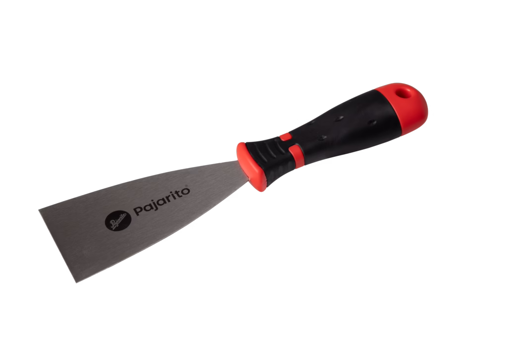 Productfoto van een metalen plamuurmes met een breed roestvrijstalen blad waarop het merk "Pajarito" is gedrukt, en een ergonomisch zwart-rood rubberen handvat met ophanggat, afgebeeld op een witte achtergrond; geschikt om te schrapen, te pleisteren en te vullen.