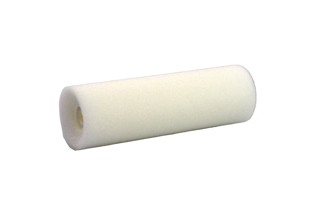 Pajarito_Dummy_Small roller Concave Perfomance Line_168960_2021-11 Een glad, wit cilindrisch schuimverfrolleromhulsel, diagonaal geplaatst op een witte achtergrond. De roller lijkt middelgroot met een holle kern om op een rollerframe te passen. Het fijne, gesloten celstructuurschuim heeft een gelijkmatige textuur en is bedoeld voor het aanbrengen van verf op gladde oppervlakken. Zachte schaduwen onder de roller geven een lichte verheffing. De afbeelding isoleert de roller als enig object en benadrukt vorm, materiaal en praktische toepassing.