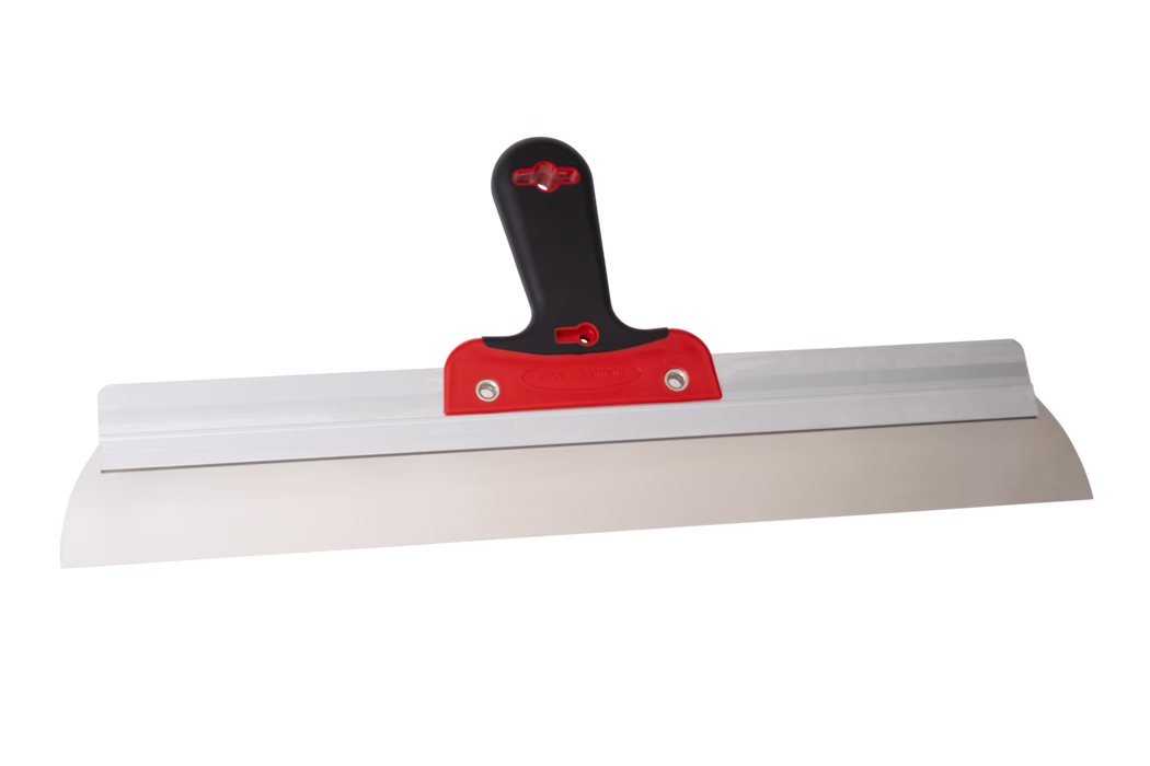 Een brede roestvrijstalen afwerkspatel met een lang, plat blad en een aluminium steunlat, voorzien van een ergonomisch zwart kunststof handvat met een rode bevestiging. Het flexibele stalen blad heeft een licht afgeronde onderrand en is geschikt om pleister, afwerklaag en voegmiddel over grote oppervlakken glad te strijken. Het gereedschap staat gecentreerd op een witte achtergrond en is horizontaal geplaatst; het oogt schoon en nieuw en is ongeveer 50 cm breed. Professioneel gereedschap voor pleister- en wandafwerking om materiaal aan te brengen en te egaliseren voor een glad oppervlak.