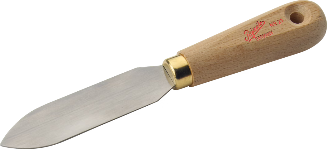 Pajarito_Dummy_Putty knife_012859_2021-02 Een paletmes met houten handvat en een roestvrijstalen blad, afgeronde punt, messing manchet en een ophanggat in het handvat. Het geborstelde metalen blad is vlak en licht flexibel, geschikt om verf of glazuur te smeren. Het lichte houten handvat heeft rode opdruk 'Pajetto GERMANY No 21'. Voorwerp op witte achtergrond.