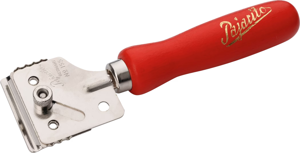 Close-up van een handzame metalen schraper met een rood houten handvat met daarop het gouden 'Pajarito'-logo; de roestvrijstalen bladbevestiging heeft een geribbelde verstelknoop en een getande rand.