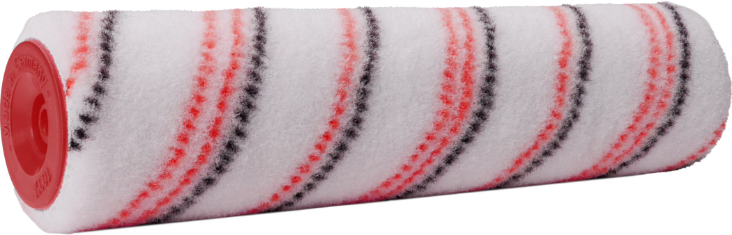 Close-up van een witte verfrolvulling met diagonale rode en zwarte strepen en een rood kunststof eindkapje, bedoeld voor het verven van muren en binnenoppervlakken.