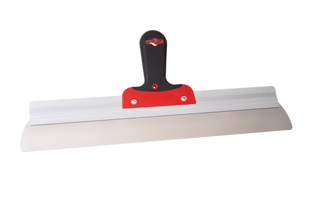 Een brede afwerkspaan van roestvrij staal met een zwart-rode ergonomische kunststofgreep, gebruikt voor het aanbrengen en gladstrijken van pleister, voegmiddel en andere bouwmaterialen. Het blad is licht flexibel met een rechte rand en afgeronde hoeken en bevestigd op een aluminium bevestiging voor stabiliteit.