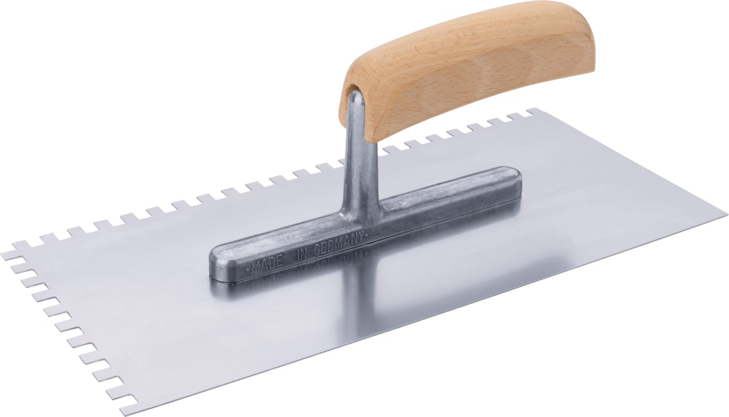 Rechthoekige getande troffel met gepolijste metalen plaat en gebogen houten handvat; één lange rand heeft gelijkmatig verdeelde vierkante inkepingen en het metaal is gegraveerd met "Made in Germany".