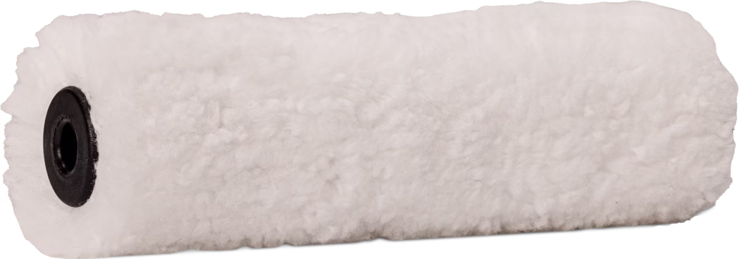 Pajarito_Dummy_Small roller Microfiber Performance Line_168963_168955_168956_168957_2021-11 Close-up van een witte, pluizige verfrolhoes met een gestructureerde pool en een zwarte plastic binnenkern die aan één uiteinde zichtbaar is.