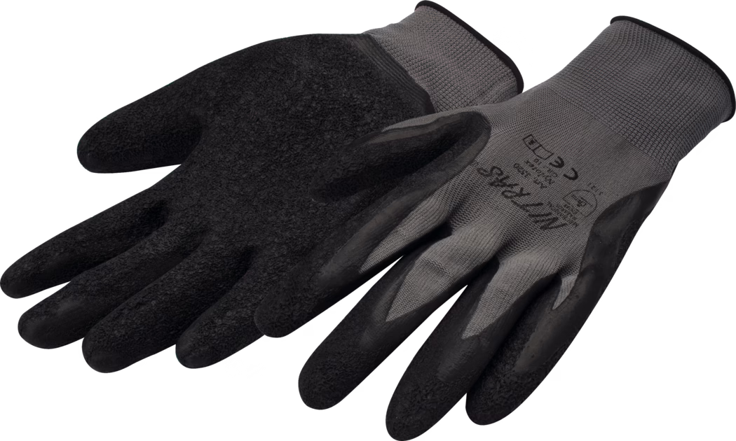 Pajarito_Dummy_Gloves assembly Easy Line_038489_2021-02 Een paar grijs-zwarte werkhandschoenen ligt plat op een witte achtergrond. De handschoenen hebben grijze, gebreide achterkanten en een zwarte, geribbelde rubbercoating op de handpalmen en vingers voor extra grip. De coating op de handpalm en vingers heeft een grove, schuurpapierachtige textuur, terwijl de rug een aansluitende brei is; elastische polsbanden met zwarte rand houden de handschoenen op hun plaats. Op de rug van één handschoen zijn gedrukte keuringssymbolen, maatmarkeringen en een productnaam te zien. De handschoenen lijken lichtgewicht, flexibel en geschikt voor lichte werkzaamheden die behendigheid en goede grip vereisen, zoals montage, het hanteren van gereedschap of buitenwerk.