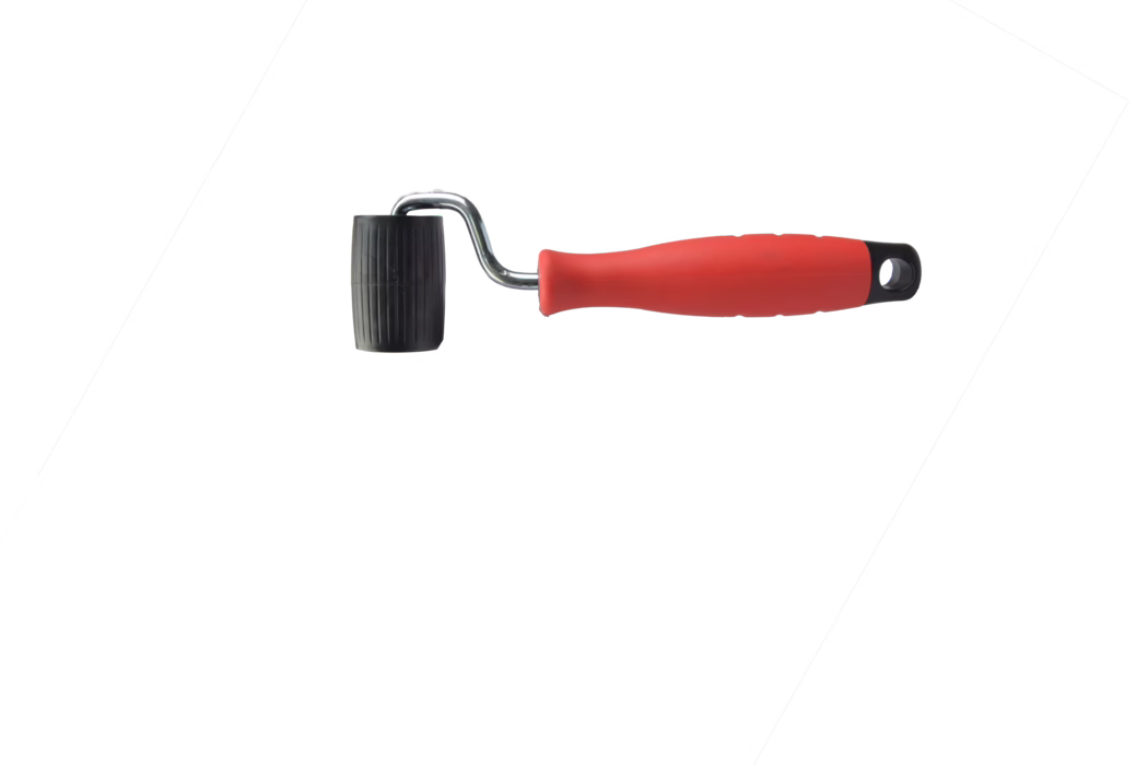 Een klein handroller-gereedschap met een rode ergonomisch gevormde kunststof handgreep, een korte gebogen verchroomde metalen schacht en een zwarte geribbelde rubberen cilinderrol aan het uiteinde, gefotografeerd op een witte achtergrond. De rol lijkt bedoeld om materialen langs naden glad te strijken of aan te drukken en vertoont lichte gebruikssporen; het handvat heeft een ophanggat.