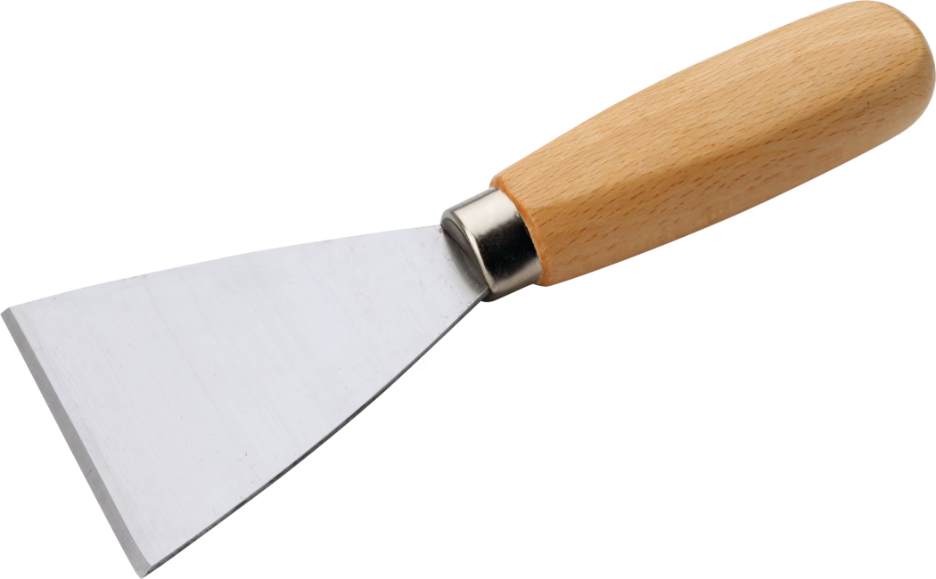 Close-up van een metalen plamuurmes met een platte, driehoekige roestvrijstalen blad en een korte, gladde licht houten handgreep verbonden door een metalen huls; het blad vertoont lichte gereedschapssporen en een scherpe rechte rand, gefotografeerd op witte achtergrond.