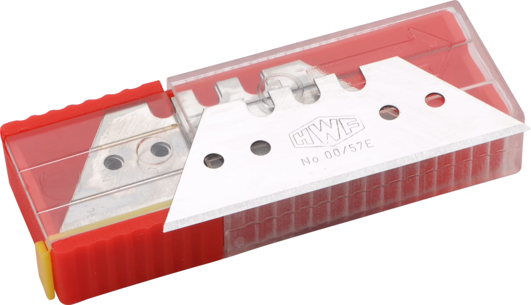 Close-up van een verpakking vervangende mesjes voor hobbymes in een rechthoekige rode kunststofdispenser met een doorzichtig deksel. Een enkele zilveren metalen mes met opschrift 'HWF No.00/57E' steekt gedeeltelijk uit de houder en toont de scherpe afgeschuinde rand en ronde bevestigingsgaten. De rode bodem heeft een gestructureerd gripvlak en een gele eindkap. Het doorzichtige kunststofdeksel onthult meerdere gestapelde mesjes binnenin. Studiobelichting benadrukt de metallic glans en de fijne snijkant.