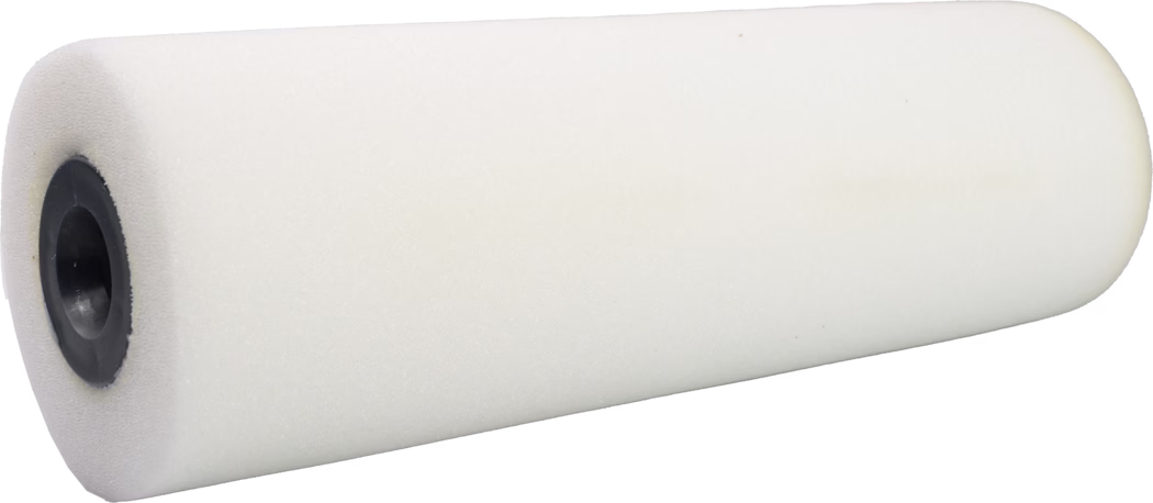 Witte schuimverfrollerhuls: cilindervormige schuimhuls met een zwarte kunststof binnenkern, fijnkorrelig, glad schuim, gebruikt om verf aan te brengen op muren en grote vlakke oppervlakken.