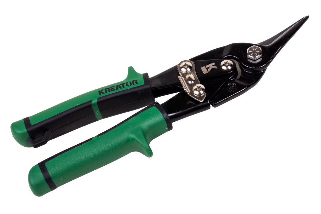 Pajarito_Dummy_Lever plate shear_021679_2021-02 Close-up van een groen-zwart blikschaar met lange, smalle zwarte snijbladen, zichtbare schroeven en vergrendeling, ergonomische groen-zwarte rubberen handgrepen en de merknaam 'KREATOR', vrijstaand op een witte achtergrond.
