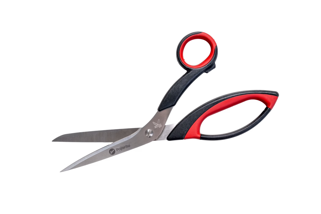 Een stel roestvrijstalen scharen met zwart-rode ergonomische kunststofhandvatten, gedeeltelijk open op een witte achtergrond; de slanke, puntige bladen hebben de merknaam 'pajarito' op één blad gedrukt.
