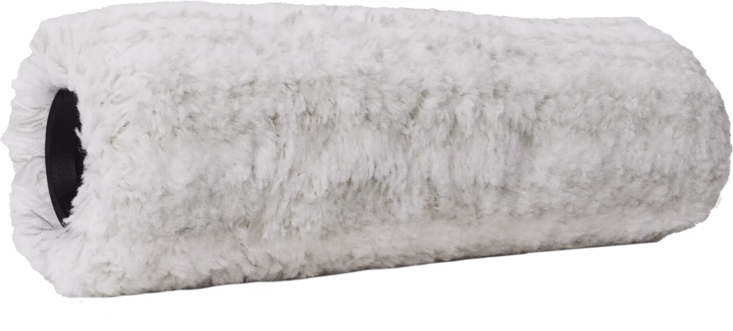 Pajarito_Dummy_Facade Easy Line_168941_2021-11 Close-up van een witte, pluizige verfrolhoes met een dikke, pluizige pool. De cilindrische hoes heeft een zachte, hoogpolige structuur van synthetische vezels met subtiele grijze accenten en een zwart kunststof kern zichtbaar aan één uiteinde. Ontworpen om verf goed vast te houden en gelijkmatig af te geven, te gebruiken met een standaard rolframe op gladde tot licht gestructureerde oppervlakken; de textuur wijst op goed verfopvang- en afgiftevermogen voor latex- en watergedragen verf.