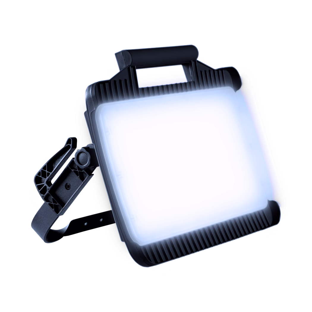 Close-up van een rechthoekige LED-werkspot met een fel verlicht paneel, zwart geribd behuizing, bovenste handgreep en verstelbare montagebeugel, schuin weergegeven op een heldere witte achtergrond.