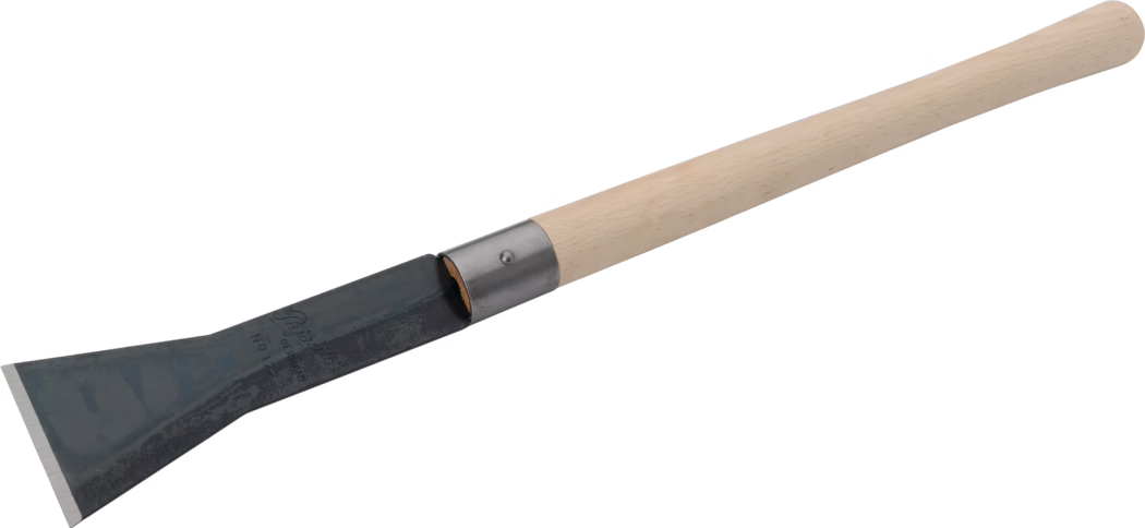 Een schraper met lange steel, brede platte metalen blad en een glad licht houten handvat, diagonaal gefotografeerd op een witte achtergrond. Het donkere metalen blad toont lichte slijtage en een rechte geslepen rand; een metalen huls verbindt blad en handvat. Geschikt om oppervlakken, coatings, lijmresten of vuil af te schrapen.