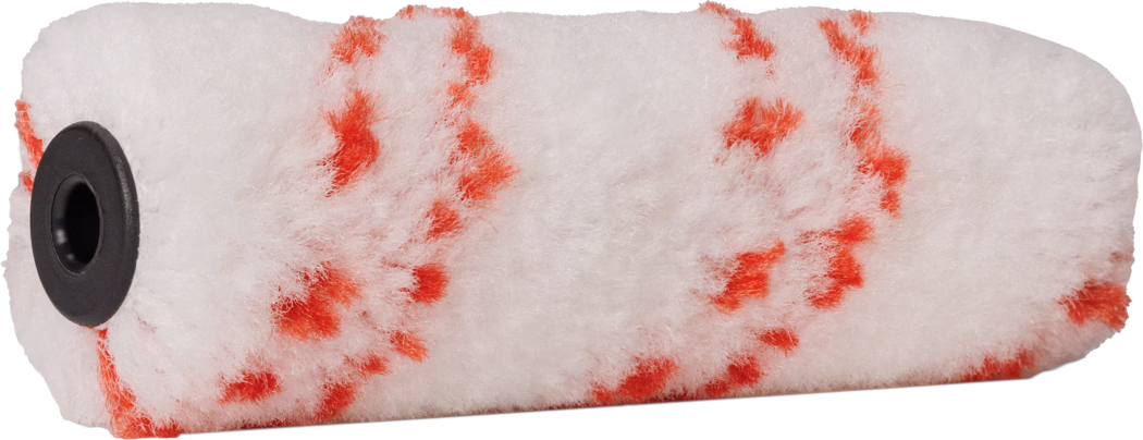 Pajarito_Dummy_Small roller Poly Performance Line_168952_168953_2021-11 Close-up van een witte, pluizige verfrolhoes met oranje zigzagstrepen en een zwarte kunststof eindkap, geïsoleerd op een witte achtergrond.