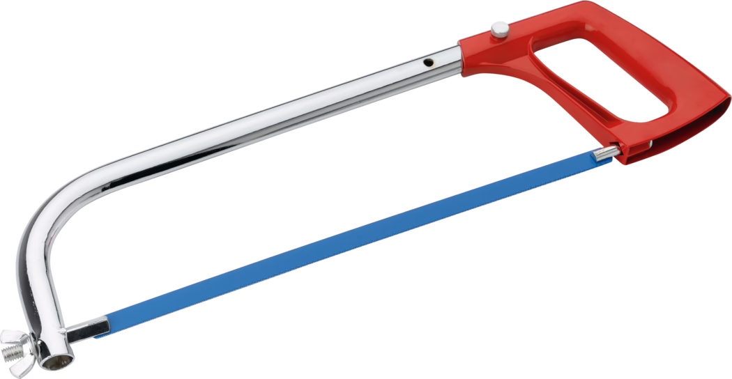 Pajarito_Dummy_Metal saw_034756_2021-02 Een metalen ijzerzaag met een rood plastic handvat, een verchroomd U-vormig frame en een blauw vervangbaar zaagblad, afgebeeld op een witte achtergrond. Het frame heeft een vleugelmoer om het blad te spannen; de tanden van het blad wijzen weg van het handvat.
