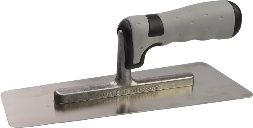 RVS afwerkspaan met rechthoekig, licht afgerond blad en korte verticale steel. Het ergonomische grijze rubberen handvat met zwarte accenten zit boven het blad; op de bladbasis staat 'MADE IN GERMANY' gegraveerd. Het blad vertoont lichte krassen en reflecties, typerend voor een handgereedschap dat wordt gebruikt om pleisterwerk, mortel of cement glad te strijken. Foto op witte achtergrond, close-up van het metalen blad, handgreeptextuur en stempel.