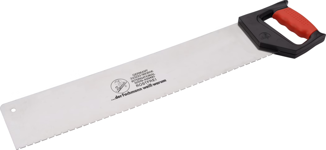 Pajarito_Dummy_Hard foam special saw_034701_2021-02 Een lange handzaag met een brede, roestvrije, getande roestvrijstalen zaagblad en een zwarte kunststof handgreep met een rood rubberachtig inzetstuk. Het blad heeft gelijkmatig verdeelde grove tanden en opdrukken waaronder een logo, 'GERMANY', productnummers en 'ROSTFREI' en '...der Fachmann weiß warum'. De hoekige handgreep heeft vingergroeven en een gestructureerd rood handvat; het gereedschap ziet er schoon en nieuw uit en is bedoeld voor het zagen van hout of bouwmaterialen.