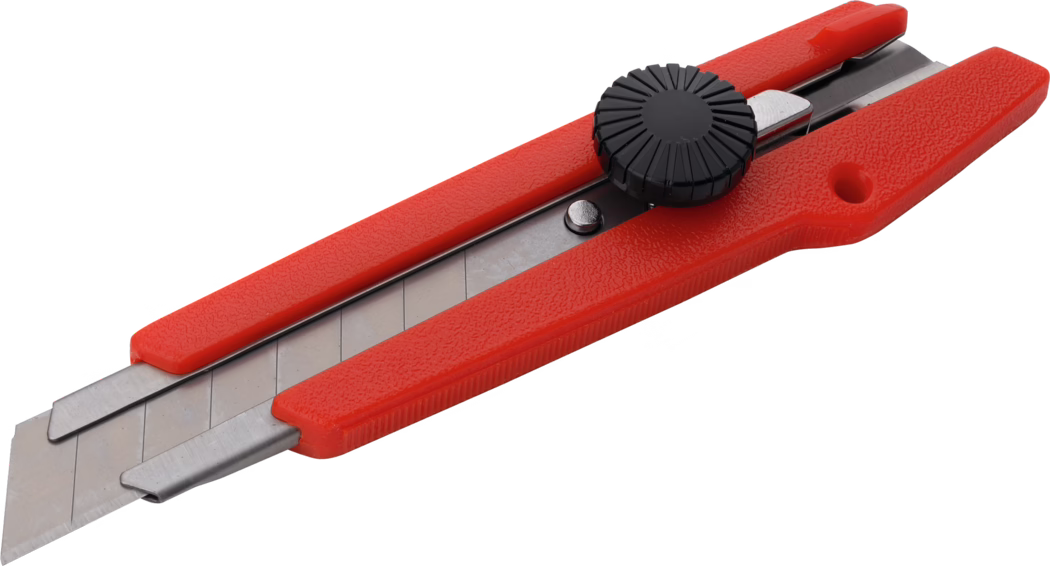 Een rood breekmes met een gestructureerde kunststof handgreep en een gedeeltelijk uitgeschoven, gesegmenteerd metalen lemmet, voorzien van een zwarte ronde vergrendelingsknop vlakbij het mes en een kleine opening aan het uiteinde van het handvat.