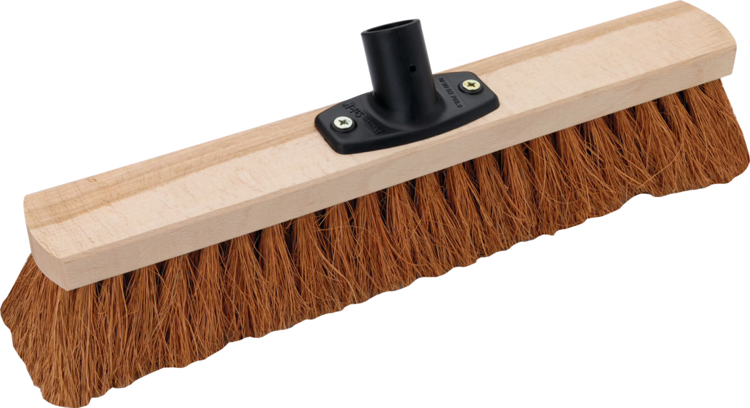 Houten bezemkop met stijve bruine kokosvezelharen, rechthoekig licht houten blok en zwarte kunststof steelhouder vastgezet met twee schroeven, geschikt voor vegen buitenshuis of op ruwe vloeren.
