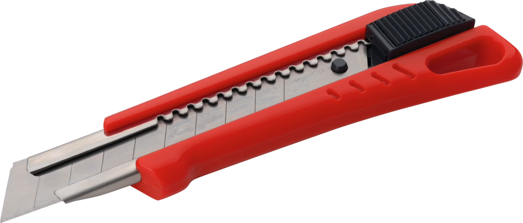 Een rood hobbymes met kunststof handvat en een gedeeltelijk uitgeschoven, gesegmenteerd stalen mes, een zwarte schuifvergrendeling bovenop en een oogje aan het uiteinde van het handvat; het mes heeft breuklijnen om botte segmenten af te breken. Gefotografeerd op een witte achtergrond onder een schuine hoek.
