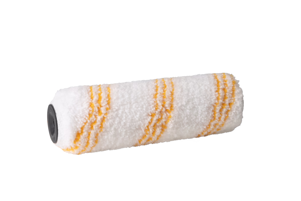 Close-up van een witte, pluizige verfrollerhoes met drie oranje diagonale strepen, cilindrisch en ongebruikt, afgebeeld op een witte achtergrond.