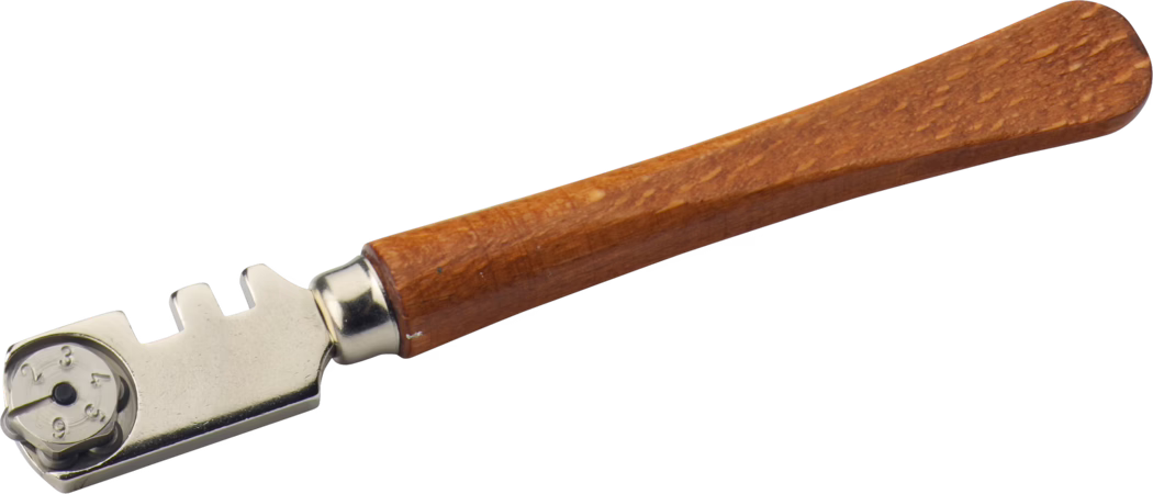 Close-up van een handglasnijder met een houten handvat en een metalen kop met een klein draaibaar genummerd snijwieltje en meerdere inkepingen; het gereedschap wordt gebruikt om glas in te krassen voordat het wordt gebroken. Witte achtergrond.
