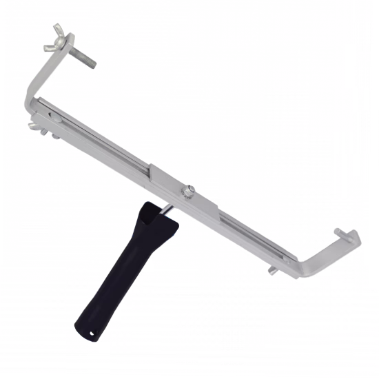 Pajarito_Dummy_Double hanger for floor rollers 40-70cm_169789_2021-11 Verstelbaar metalen klemgereedschap met een zwart kunststof pistoolgreep. Het hoofdgedeelte is een zilverkleurige schuifstaaf met een geanodiseerde of verzinkte afwerking, voorzien van een verstelbare beugel en vleugelmoer voor vastzetting. Beide uiteinden hebben kleine schuine haken en één uiteinde heeft een schroefbout met vleugelmoer voor fijne afstelling. Het gereedschap lijkt bedoeld om werkstukken tijdens montage of reparatie vast te houden of te ondersteunen. De foto toont het gereedschap vrijstaand op een witte achtergrond vanuit een licht verhoogde hoek.