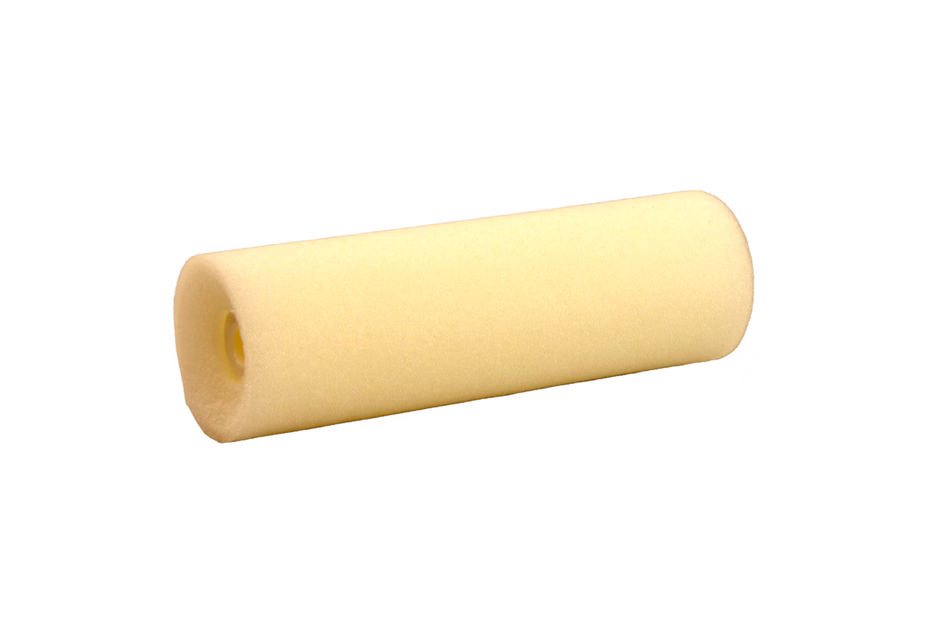 Pajarito_Dummy_Small roller Concave Flock Performance Line_168961_2021-11 Een cilindrische, lichtgele schuimverfroller, diagonaal geplaatst op een witte achtergrond. De roller heeft een gladde, fijngeporreerde schuimoppervlakte en aan de dichtbijzijnde kant is een holle kunststofkern zichtbaar. Hij lijkt schoon en ongebruikt en is bedoeld voor het aanbrengen van verf of lak op gladde oppervlakken. Zacht, gelijkmatig licht benadrukt de textuur en werpt een subtiele schaduw, geschikt voor productpresentatie.