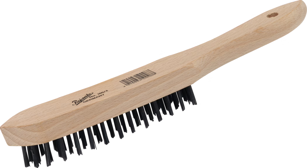 Draadborstel met houten handvat en zwarte stijve haren, langvormig beukenhouten handvat met ophanggat, zichtbare streepjescode en merkteken op het handvat, schuine borstelkop voor schrobben en reinigen van metalen oppervlakken.