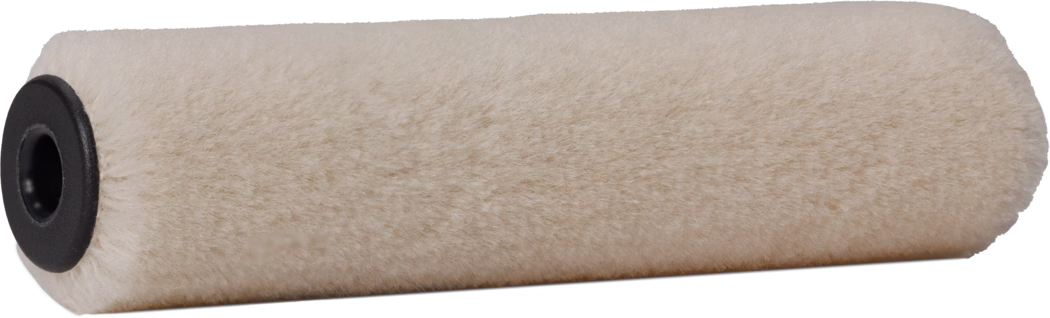 Pajarito_Dummy_Small roller Velour Easy Line_168964_2021-11 Close-up van een cilindrische verfrolhoes met een dicht, beige, wolachtig oppervlak. De rol heeft een zachte, pluizige textuur die verf opneemt en gelijkmatig verdeelt; aan één uiteinde is de zwarte kunststofkern met een centrale opening voor montage zichtbaar. De poolhoogte is gemiddeld en geschikt voor het aanbrengen van verf op gladde tot licht gestructureerde muren en plafonds. Het object is vrijstaand op een witte achtergrond, waardoor vezels en constructie goed zichtbaar zijn.