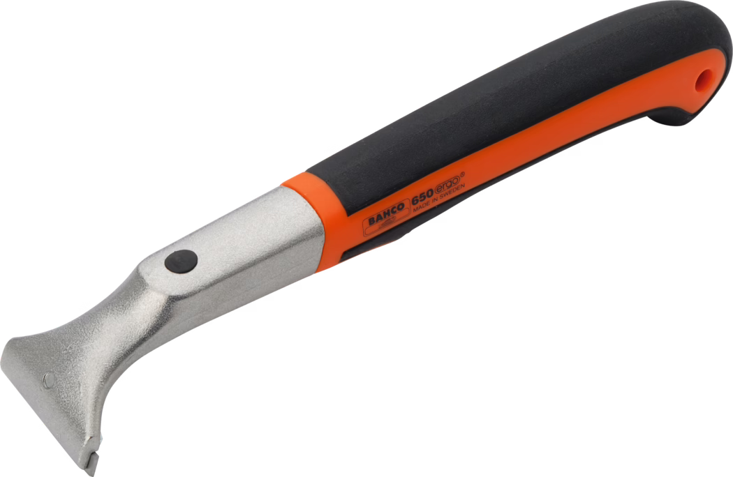Een handschraper van metaal met een brede platte schraperkop en een licht ingesneden rand, bedoeld voor het verwijderen van verf, lijm of kit. Het gereedschap heeft een zilverkleurige gegoten metalen schacht en kop en een ergonomisch zwart softgrip-handvat met feloranje accenten, gemarkeerd met 'BAHCO 650 ergo MADE IN SWEDEN'. Het handvat heeft een ophanggat aan het uiteinde en een zichtbare klinknagel of knop nabij de metalen schacht; compact, robuust en geschikt voor renovatie-, schrap- en voorbereidende oppervlakwerkzaamheden.