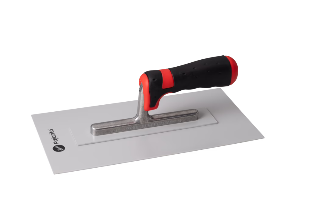Een rechthoekige afwerkspaan met een gladde witte metalen plaat, een centrale gegoten metalen beugel en een ergonomisch zwart-rode rubberen handgreep. Het platte blad is groot en rechthoekig, geschikt om pleister, cement of mortel te egaliseren op wanden en plafonds; de handgreep is licht gebogen met rode accenten en een geribbelde grip. Het gereedschap ligt op een witte achtergrond en ziet er nieuw en schoon uit.