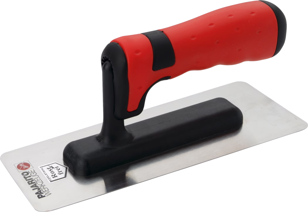 Pajarito_Dummy_Marble Effect Trowel Soft Handle_013665_013666_013667_2021-03 Een middelgrote rechthoekige rvs-plamuurspaan op een witte achtergrond. De platte gepolijste metalen plaat heeft afgeronde hoeken, een zwarte kunststof steun en een verhoogd ergonomisch handvat bekleed met rood softgriprubber met zwarte accenten en kleine textuurdeukjes. Het handvat is gemonteerd op een korte zwarte pen; het gereedschap wordt gebruikt voor het gladstrijken en afwerken van pleister, mortel of beton.