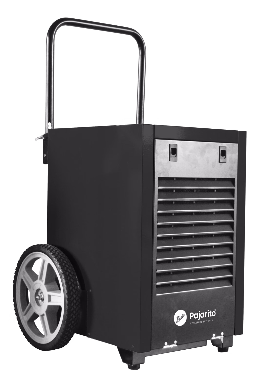 Pajarito_Dummy_Bautrockner 50L_181151_2024-08 Mobiele industriële luchtontvochtiger op twee grote wielen met een inklapbare metalen handgreep. De unit heeft een hoog, rechthoekig zwart metalen omhulsel, een frontrooster met horizontale lamellen voor luchtinlaat of -uitlaat, twee kleine sluitingen bovenaan de voorkant, rubberen pootjes en het 'Pajarito'-logo zichtbaar bij de onderkant. De robuuste constructie en het profiel van het wiel wijzen op gebruik in werkplaatsen of op bouwterreinen.