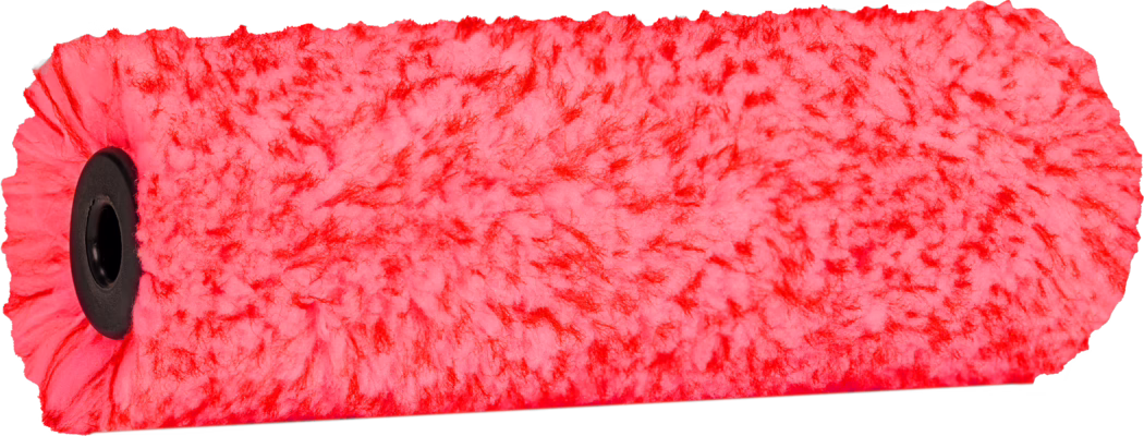 Pajarito_Dummy_Small roller Micromix Performance Line_168954_2021-11 Close-up van een felroze, pluizige verfrolhoes met een dichte synthetische pool, cilindrische vorm met een zwarte kunststof einddop links zichtbaar, met een zachte vezelige structuur en fijne losse vezels tegen een witte achtergrond.